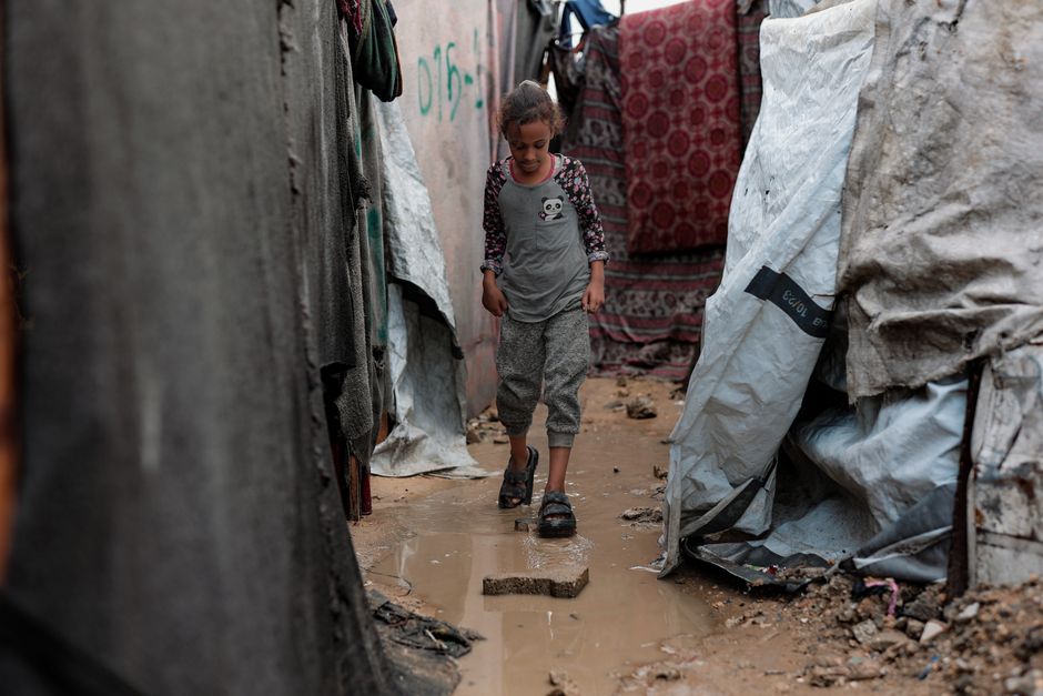 Израелски нападение над лагер в Газа: поне двама убити, стотици без дом