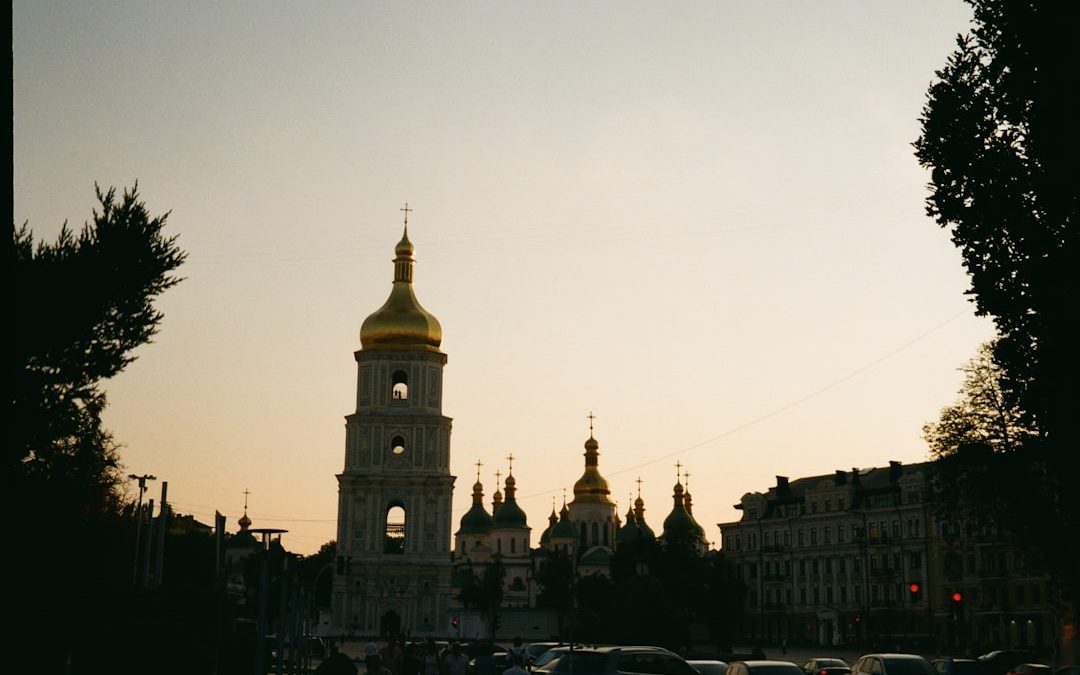 Руски удари оставят историческа катедрала в Киев в пламъци