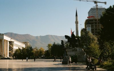 Протестите в Албания: Какво стои зад „Фламинговата революция“?