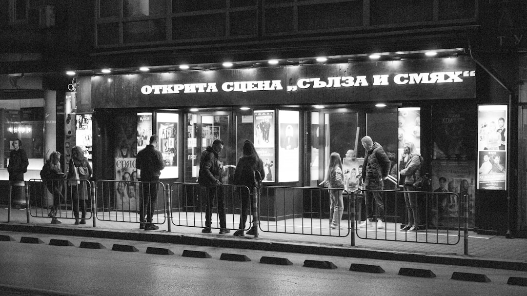 Мъж заплаши с нож служителка в магазин и открадна оборота