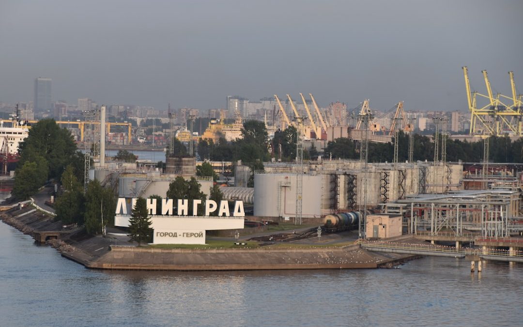 Украинските сили удариха петролен терминал в региона на Санкт Петербург