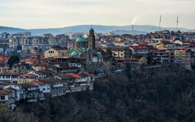 Топло време с кратки валежи на места в петък, жегите идват през уикенда